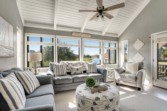 Stylish beach villa with three decks, and golf course views - Image 1