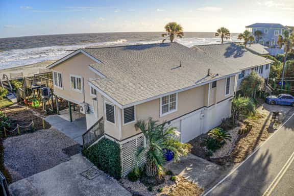 Recently updated Dog-friendly oceanfront home, lots of deck space & game room - Image 1