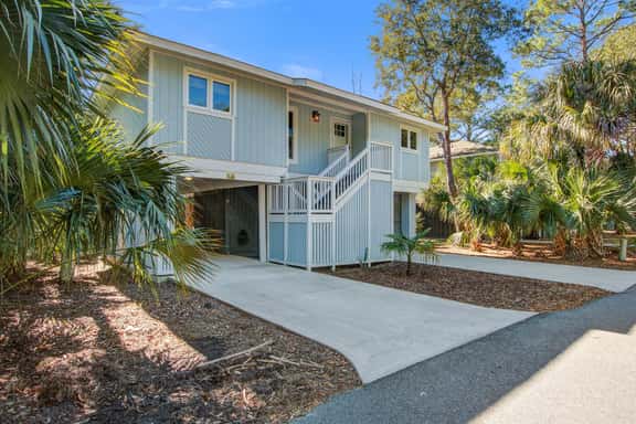 Palm-surrounded abode with screened-in balcony, chef's kitchen, smart TVs, & W/D - Image 1