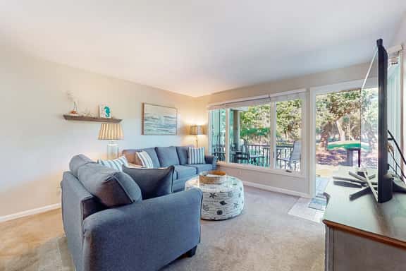 Five minute walk to beautiful beaches, golf course views, pet friendly - Image 1