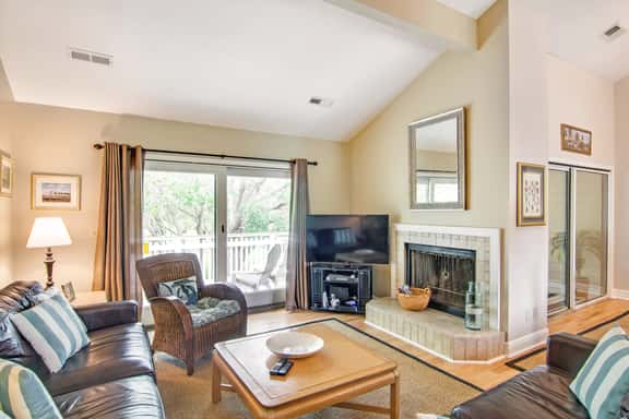 Renovated townhome next to golf course w/ community pool access- close to beach - Image 1