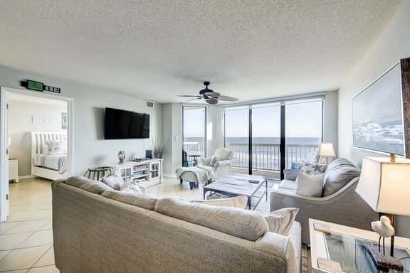 Oceanfront villa with incredible views, balcony & 2 community pools - Image 1