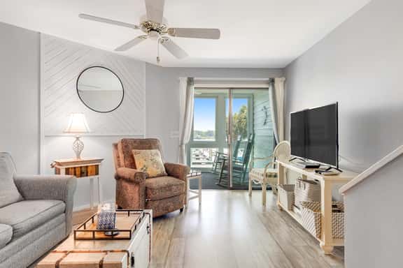 Second-floor villa w/ river views & community pool, tennis courts, and dock - Image 1