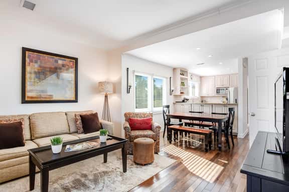 Townhouse-style villa with screened porch & pool access - short walk to beach - Image 1