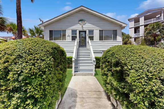 Cozy ground-floor home with AC - walkable to beach, shops & restaurants - Image 1