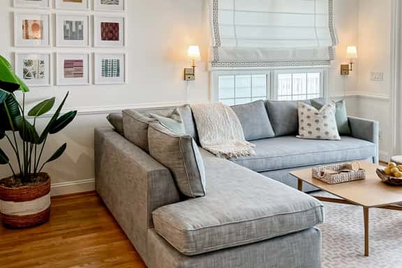 Stylish Oceanview Condo: Pool, Parking & Prime Location! - Image 1