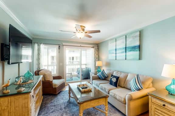 Updated condo by the beach with balcony & pool - walk to IOP dining & shops - Image 1