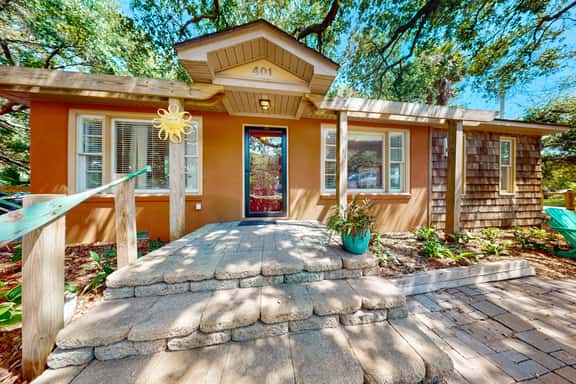Downtown dog-friendly home with outdoor shower, level 2 EV charger - Image 1