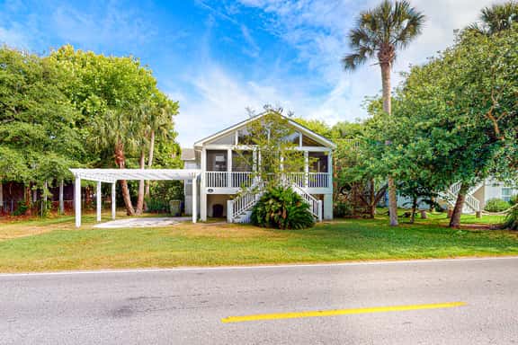 Two-minute walk to the beach - home with screened porch, sundeck, WiFi & W/D - Image 1