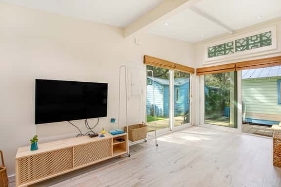 Comfy cottage near the beach with central AC, fast WiFi & yard - dog-friendly - Image 1