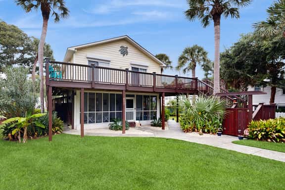 Ground-floor duplex steps to beach with screened porch & WiFi - Image 1
