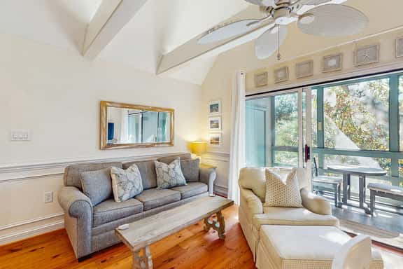 Lovely second-floor villa w/ great location – walk to beach, golf & activities - Image 1