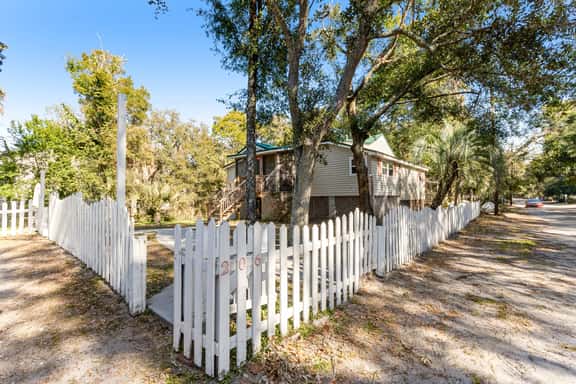 Welcoming home steps to the beach and downtown with WiFi and screened porch - Image 1