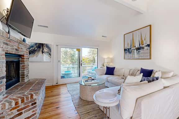 Updated townhouse with outside deck, shared pool, tennis, pickleball and beach - Image 1