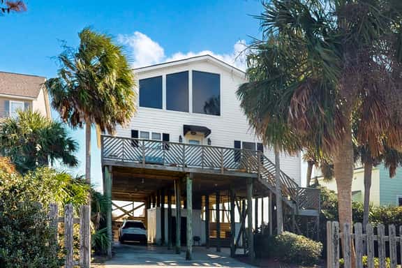 Spacious oceanfront home w/ stunning views, large deck - private access to beach - Image 1