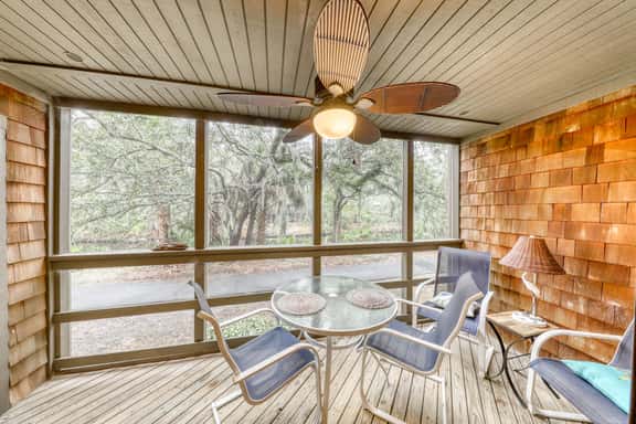 Well-equipped Condo with Screened Porch & Lake View - Near Beach, Dogs Welcome - Image 1