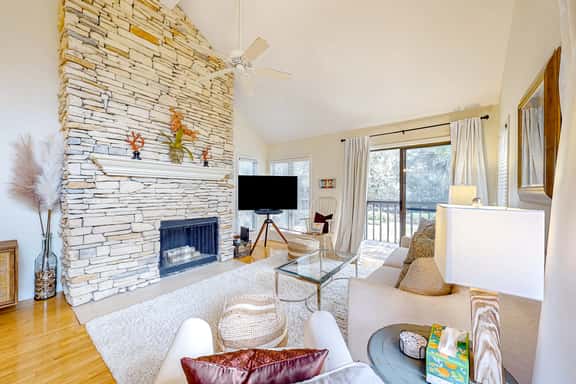 Bright, beautiful home with screened-in porch, wood flooring, & AC - dogs ok - Image 1