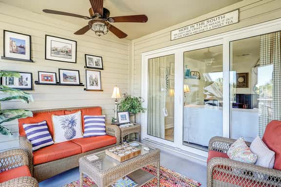 Lovely condo near beach with enclosed porch, pool, tennis, and golf access - Image 1
