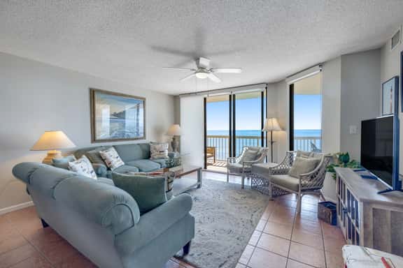 Oceanfront, third-floor villa with great views, balcony & 2 shared pools - Image 1
