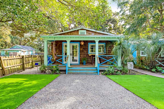 Fun dog-friendly getaway near the beach with yard, kitchenette & WiFi - Image 1