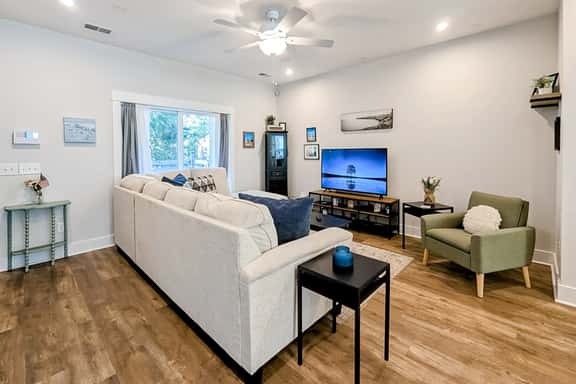 Dog-friendly townhouse with enclosed patio, outdoor dining, desk, W/D, & AC - Image 1