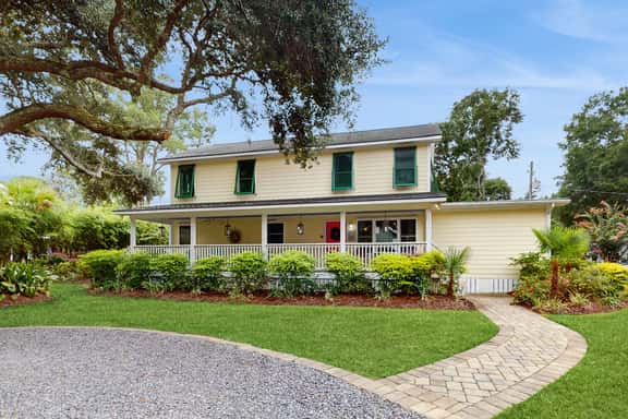 Old Village hideaway with covered porches, grill, alfresco dining & fenced yard - Image 1