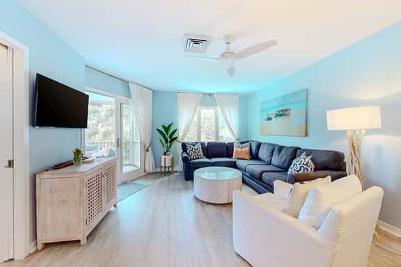 Two-story condo near beach with on-site pool & screened deck - Image 1