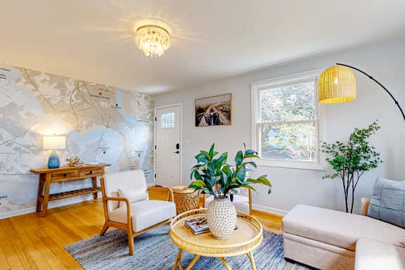 Delightful sun-filled getaway w/ patio, W/D, & AC - close to Park Circle - Image 1
