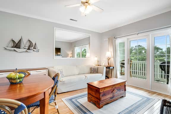 2nd-floor retreat with screened porch, shared pool, WiFi, central AC & elevator - Image 1