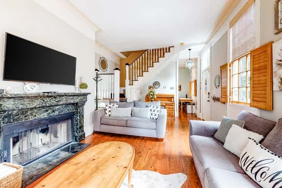 Dog-friendly home with AC, fireplace & W/D - one block to King Street dining - Image 1