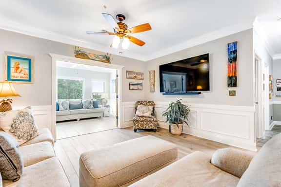 Dog-friendly monthly rental with pool, AC, ideal for remote work & travel nurse - Image 1