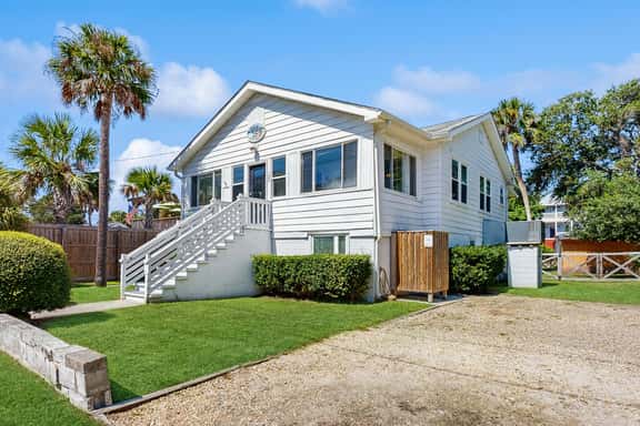 Charming home with enclosed porch, WiFi, & central AC - walk to beach and shops - Image 1