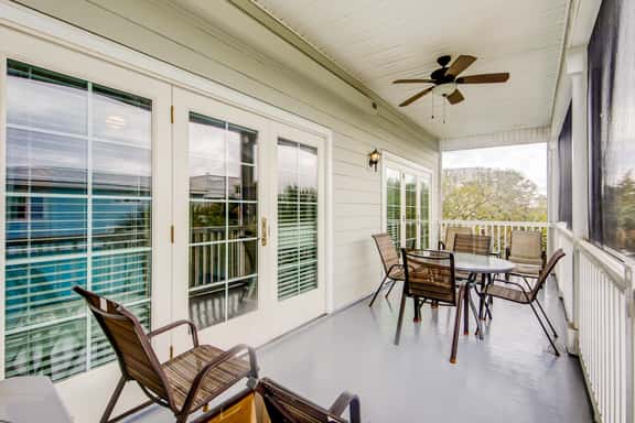 Fantastic condo with water-view, pool, balcony, central AC, & washer/dryer - Image 1