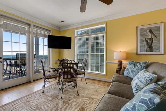 Third-floor condo with views of the ocean & shared pool - Image 1