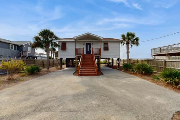 Oceanfront Property 'Folly Drifter' w/ Beach Access & Private Deck - Image 1