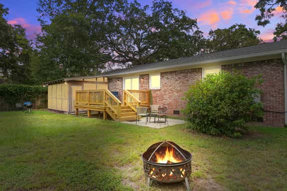Charming dog-friendly home with enclosed yard, fast WiFi, & washer/dryer - Image 1