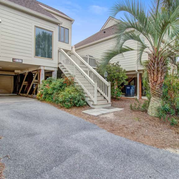 Bright villa with lagoon & fairway views - walk to the beach & golf - Image 1