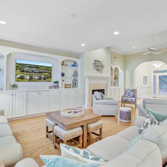 Sunny island home with golf course view, pool, tennis, washer/dryer, & AC - Image 1