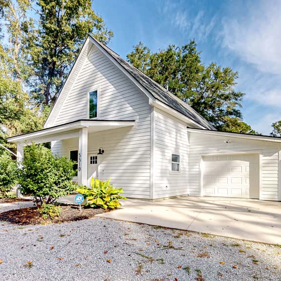 Modern cottage with all-new interior, patio, AC, & W/D - near beaches & golf - Image 1