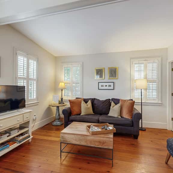Charming carriage house w/ original hardwoods, W/D & antique bed - 1 dog OK - Image 1