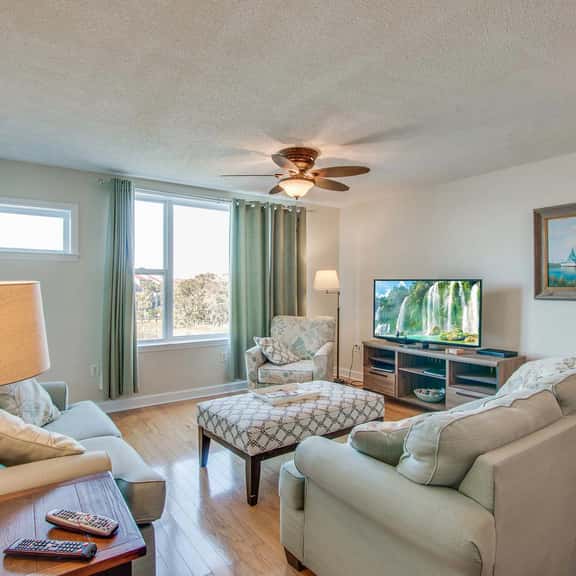 Second-floor condo with river views and access to a community pool - Image 1
