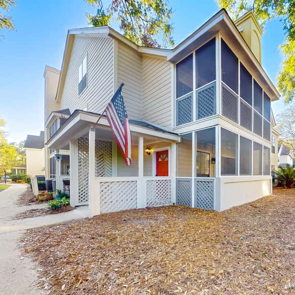 Stylish dog friendly, ground-floor getaway with pool, washer/dryer, & AC - Image 1