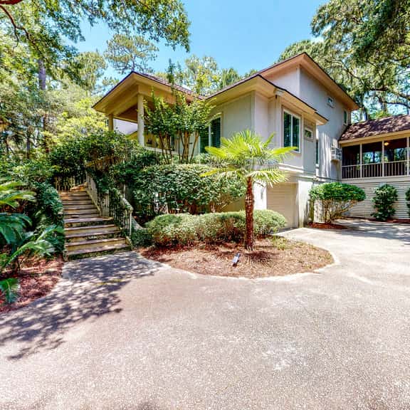Updated island estate with serene lagoon views & 2 decks - bike to beach - Image 1