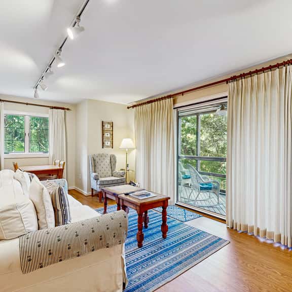 First floor villa with lagoon views within walking distance to the beach/parks - Image 1