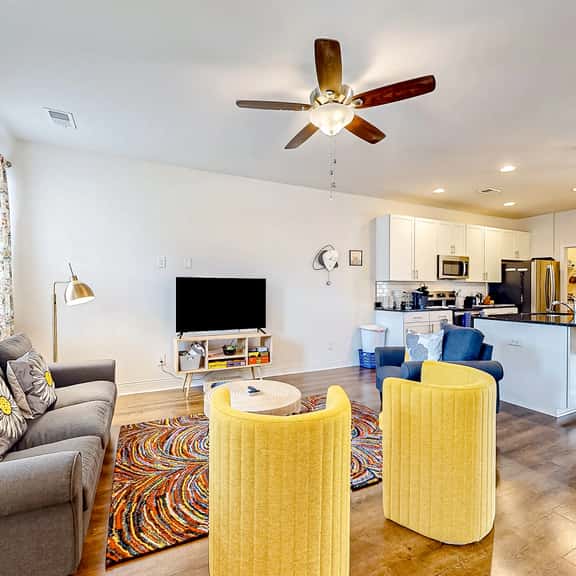 Snowbird-friendly townhouse with pool, tennis court, & central AC - Image 1
