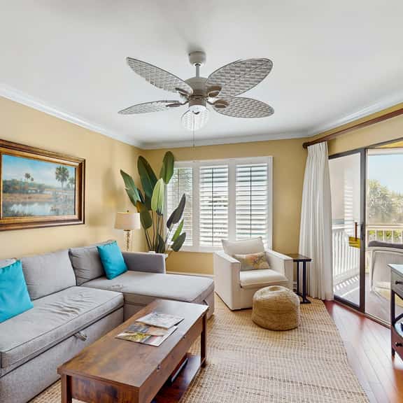 Professionally-decorated villa w/beautiful ocean views and shared pool & grill - Image 1