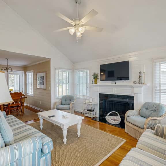 Beautifully decorated cottage steps from the beach with pool & open layout - Image 1
