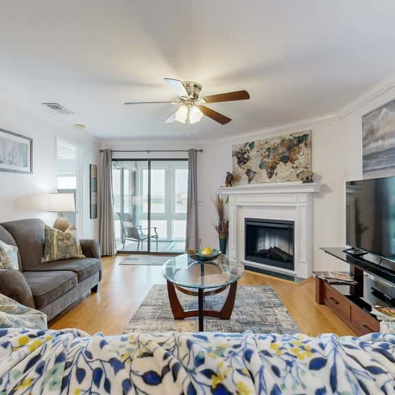 Elegant riverfront condo with access to private W/D, central AC, and pool access - Image 1