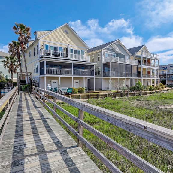 Inviting waterfront townhouse with beach access, balcony, W/D, pool & dock - Image 1