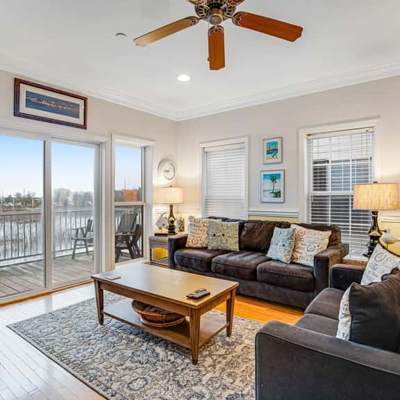 Townhouse with marsh & river views - access to crabbing dock & pool - Image 1